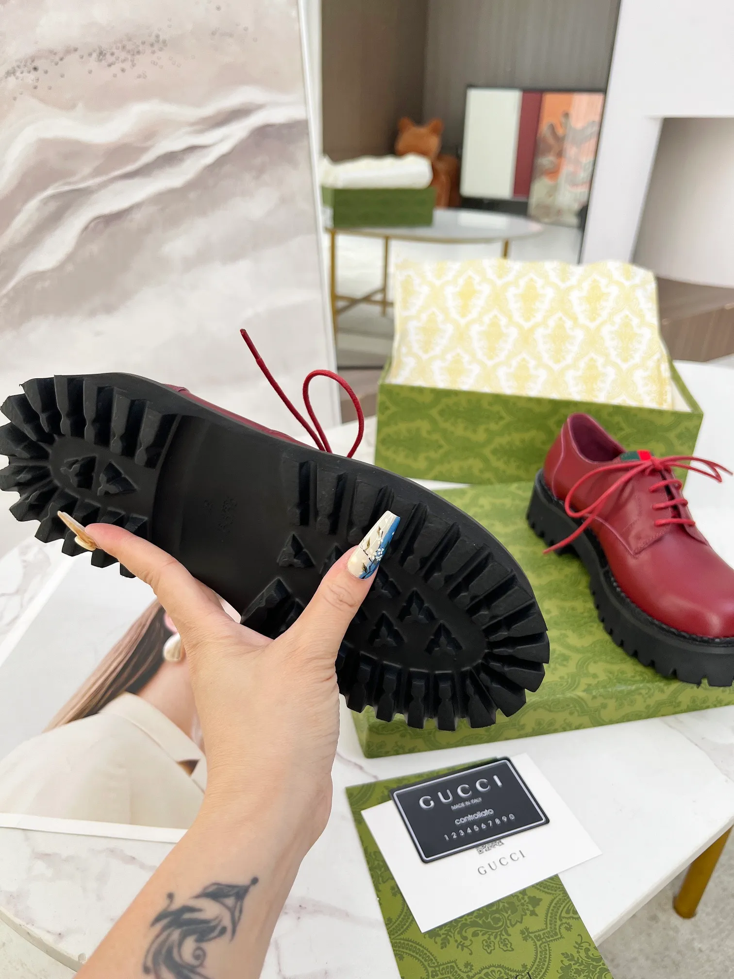 👟👟Ex-factory price 500👟👟 New arrival! 2024 latest version of GUCCI versatile strappy loafers, heel height: 5cm, fabric: first layer cowhide/open edge beads, lining/foot pads: sheepskin lining.  The outsole is made of foam outsole. Color: black/ancora red. Size: 35-41